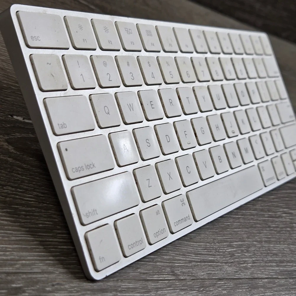 Apple Magic Keyboard Wireless Bluetooth Silver White A1644 MLA22LL/A Needs Batt